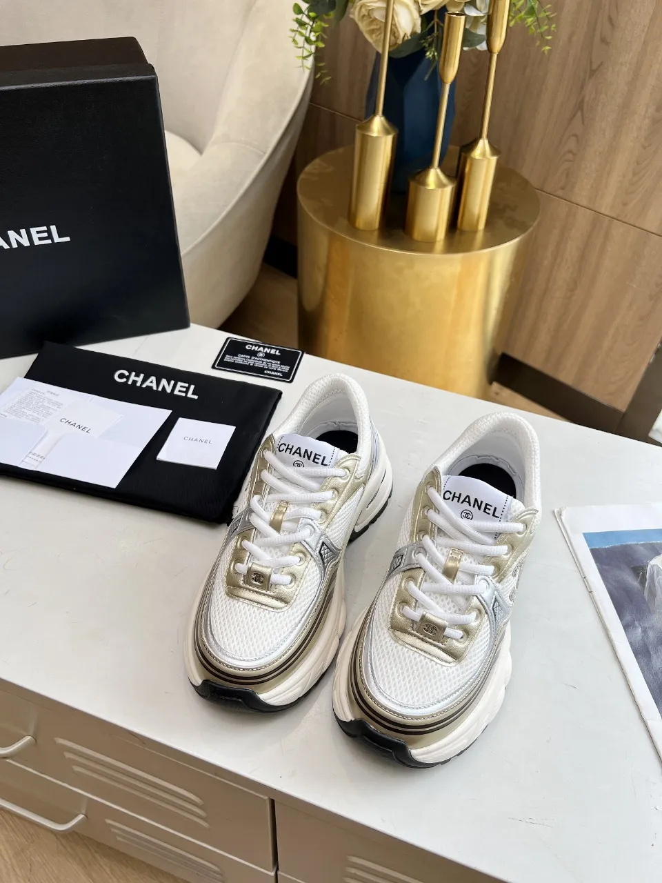 👟👟Ex-factory price 640👟👟 Women's shoe factory chanel Chanel early spring vacation series latest casual sports shoes silver white, gold white, silver gray, black and red! Incomparably beautiful and easy to wear, very light, the lining is also super soft, super comfortable, the upper is breathable, the color is high-end and durable, versatile. Upper: cowhide and cloth stitching. Inner: breathable mesh. Original foam combination outsole. Size: 35-40.